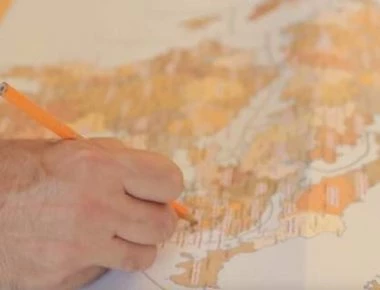 Πρωταγωνιστής στο νέο σποτ του Μαξίμου ο Πάνος Σκουρλέτης - Διαιρεί τη Β' Αθηνών πάνω σε χάρτη (βίντεο)